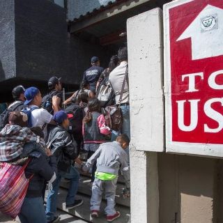 Crisis migratoria: 3 factores que explican por qué se ha disparado el número de personas que llegan a la frontera sur de Estados Unidos