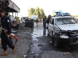 Miembros de las fuerzas de seguridad afganas inspeccionan el lugar del ataque. EFE/G. Habibi
