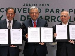 El presidente del CCE, Carlos Salazar (i), el Presidente de México, Andrés Manuel López Obrador (c), y el jefe de la oficina de la Presidencia, Alfonso Romo (d), posan durante la firma del acuerdo. EFE/M. Guzmán