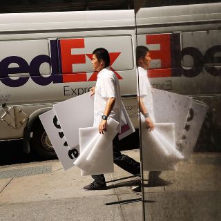 China abre investigación contra FedEx por desvío de paquetes de Huawei