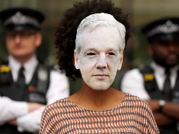 Un simpatizante de Assange se manifiesta hoy afuera de la Corte de magistrados de Westminster en Londres. AP/F. Augstein