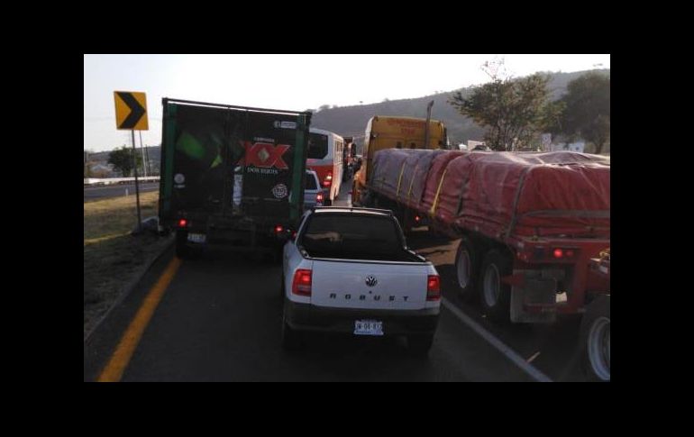 Los servicios fueron atendidos por la Policía Federal y retirados de la vía con distintas grúas. ESPECIAL/