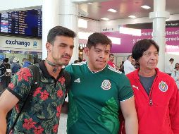 Visiblemente cansado por el largo viaje, el refuerzo de Chivas se dio tiempo de atender un poco a los medios de comunicación y a los aficionados. EL INFORMADOR / A. Ramírez
