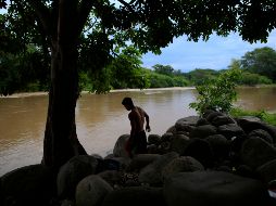 López Obrador aseguró que tampoco eran visibles efectivos en las orillas del fronterizo río Suchiate, por donde los migrantes cruzan cada día en balsa de forma irregular.  AP/ R. Blackwell