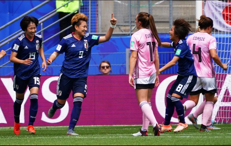 Dos tantos conseguidos por Mana Iwabuchi ('23) y de Yuika Sugasawa ('37), esta de penalti, permitieron a las pupilas de Asako Takakura amarrar los puntos en el estadio Roazhon Park de Rennes. EFE / E. Lemaistre