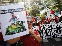 Decenas de personas participan en una manifestación anti-gobierno este viernes, en Belo Horizonte. EFE/J. Roncoroni
