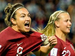 Jodie Taylor (I) celebra tras anotar el único gol de Inglaterra en el partido. EFE/P.POWELL