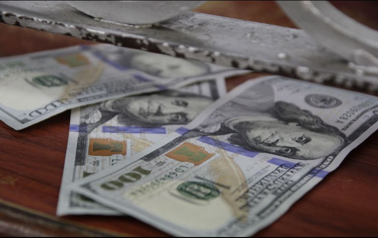 Usuarios compraron el dólar en un mínimo de 18.00 pesos. EL INFORMADOR/ARCHIVO