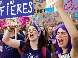 Mujeres se manifiestan por un país más igualitario durante la jornada de huelga nacional celebrada este viernes en Lausana, en la región de Zúrich. EFE/J. Bott