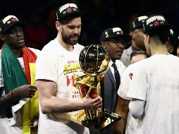 El español Marc Gasol (con el trofeo) y el camerunés Pascal Siakam (izq.), fueron elementos clave para que los Raptors conquistaran el primer título de su historia en la NBA. AFP/E. Shaw