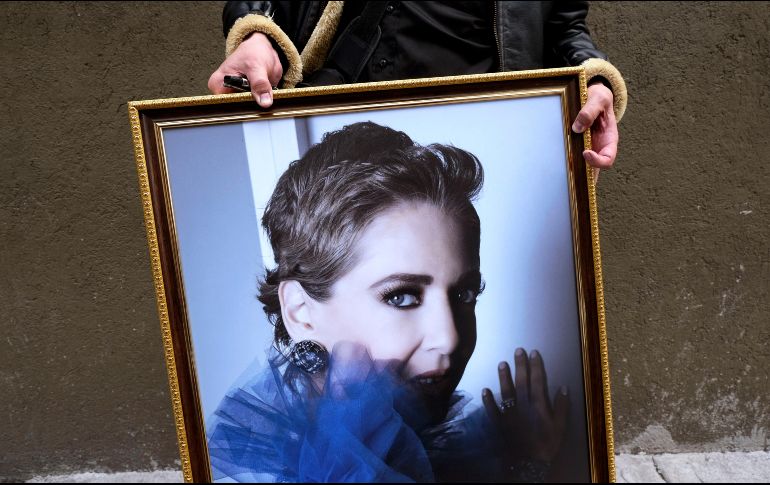 Un hombre sostiene una fotografía de la actriz mexicana Edith González durante su funeral en el teatro Jorge Negrete de la Ciudad de México. AP / C. Baussan