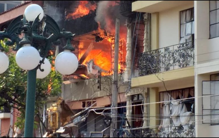 Se presume que una pipa que se encontraba abasteciendo uno de los locales del edificio, tuvo una fuga de gas lo que provocó una concentración de gas en el lugar. ESPECIAL/ Cruz Roja Jalisco