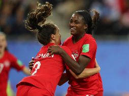 Nichelle Prince (D) celebra luego de marcar el segundo gol de Canadá.  AP/F. SECO