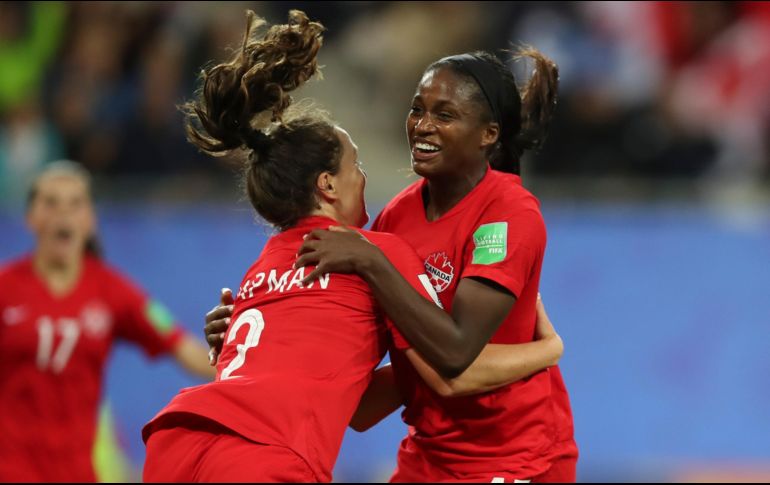 Nichelle Prince (D) celebra luego de marcar el segundo gol de Canadá.  AP/F. SECO