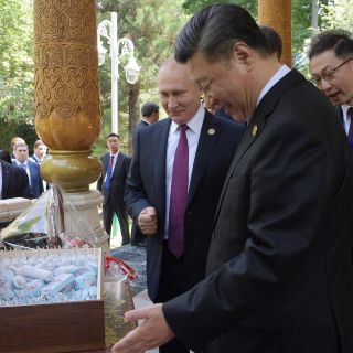 Putin le regala a Xi Jinping helados rusos y un jarrón por su cumpleaños