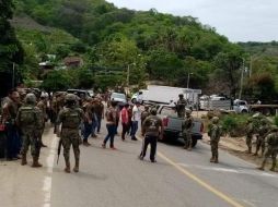 El conboy de marinos fue retenido en la carretera federal Acapulco-Zihuatanejo, a la altura de la comunidad Santa Rosa de Lima. TWITTER/@JacobMorant