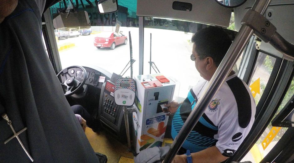 Los transportistas cubren el lector para negar el servicio. ARCHIVO / EL INFORMADOR