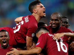 Los jugadores qataríes celebran su segundo tanto, anotado por Khoukhi (#16). EFE/A. Lacerda
