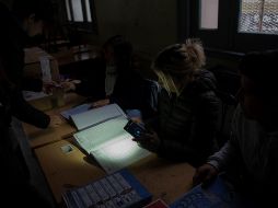 Ciudadanos asisten a votar en las elecciones de gobernador de la provincia de Santa Fe en medio del apagón en Rosario, Argentina. EFE/F. Trovato