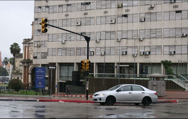 Algunas calles de Montevideo tenían sus semáforos y postes de luz apagados. EFE/C. Moreno