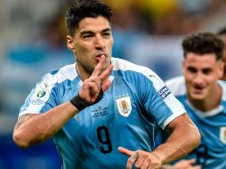 Luis Suárez, del Barcelona, anota el tercer gol de Uruguay al 44'. AFP/D. Magno