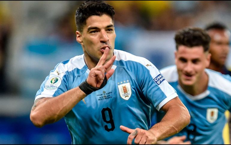 Luis Suárez, del Barcelona, anota el tercer gol de Uruguay al 44'. AFP/D. Magno