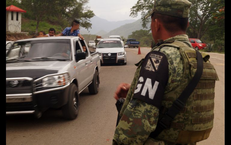 Efectivos de la Guardia Nacional vigilan sobre las carreteras de Comitán, Chiapas, este domingo. EFE/C. López
