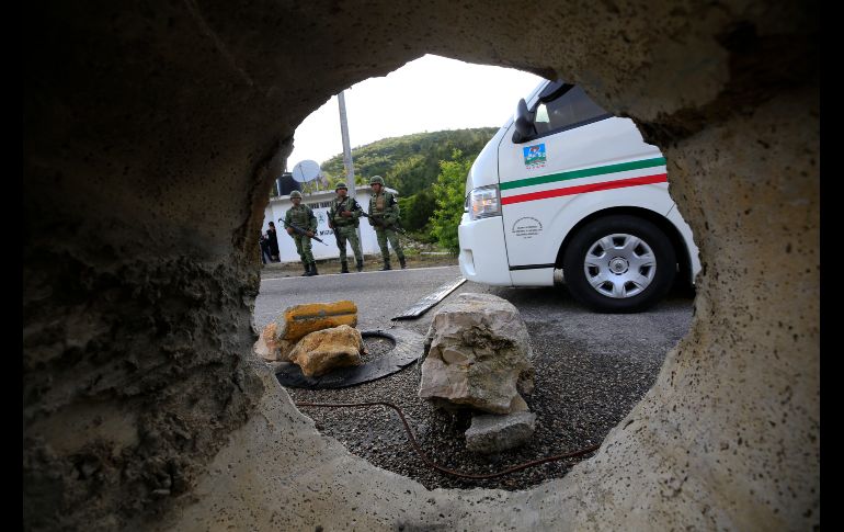 En los retenes han colocado piedra, tubos y otros elementos. AP/R. Blackwell