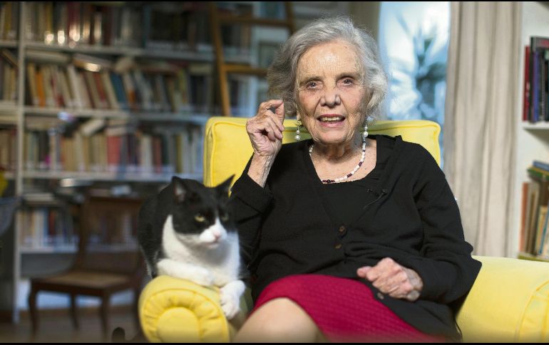 La autora afirma que no buscará recursos federales para salvar su fundación. AP