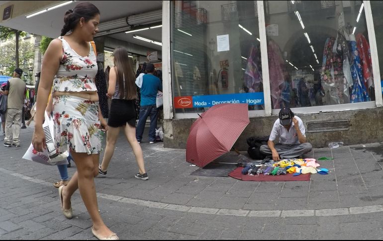 Ver a los comerciantes ambulantes en el Centro tapatío se ha vuelto común. EL INFORMADOR/A. Camacho