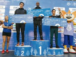 George Kipketer (centro) ganó ayer el medio maratón por el día del padre. MEXSPORT