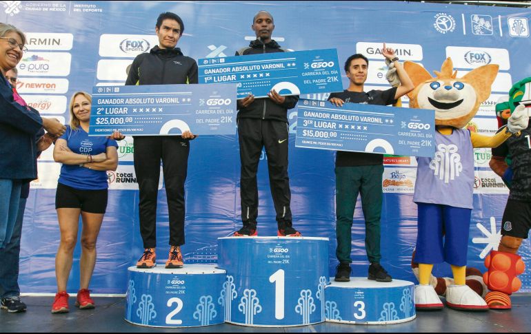 George Kipketer (centro) ganó ayer el medio maratón por el día del padre. MEXSPORT