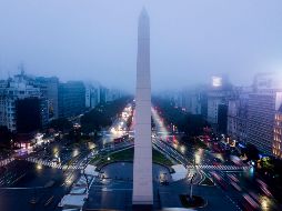 Vehículos transitan cerca del Obelisco en Buenos Aires, Argentina, esta mañana, ya con el servicio de energía restablecido. AP/T. Cuesta