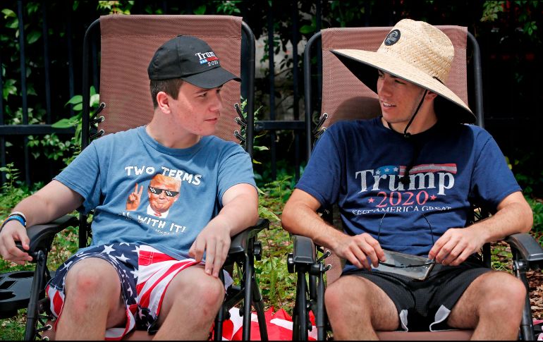 Votantes esperan el mitin de Donald Trump en Orlando; portan ropa alusiva a la campaña de 2020. AFP/G. Newton