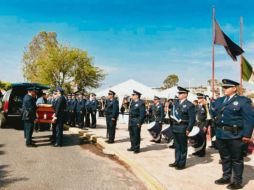 Compañeros y mandos en seguridad, durante el funeral en la base de la Corporación tapatía. ESPECIAL