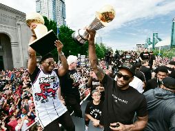 Kyle Lowry (izq.) y Kawhi Leonard estuvieron entre los más vitoreados a lo largo del desfile, pues fueron piezas clave para la victoria. AP / F. Gunn