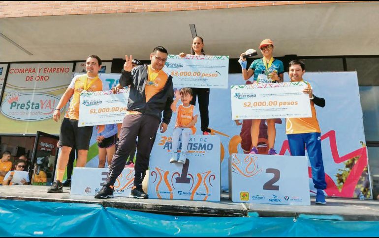 María Santana (centro) se llevó la prueba de 10K femenil. @gobtlajomulco