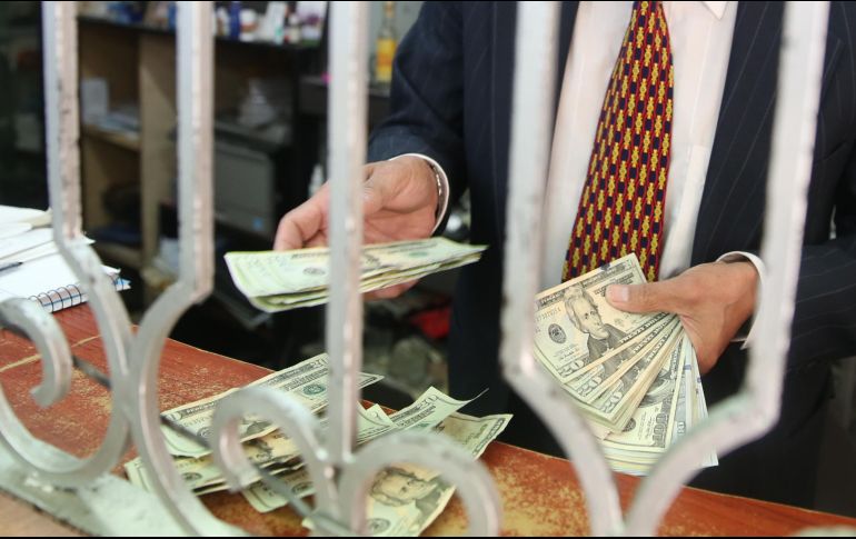 La moneda se compró en un mínimo de 18 pesos en bancos capitalinos. EL INFORMADOR/ARCHIVO