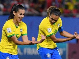 Marta (D) celebra con Thaisa (I) tras anotar de penalti el único gol del partido. AFP/P. Huguen