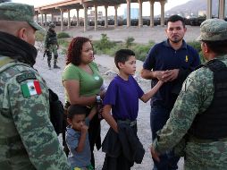 Las fuerzas de seguridad se acercan a los migrantes para hacerles la invitación a que se retiren del lugar, y en algunas ocasiones suelen pedir una identificación. EFE/D. Peinado