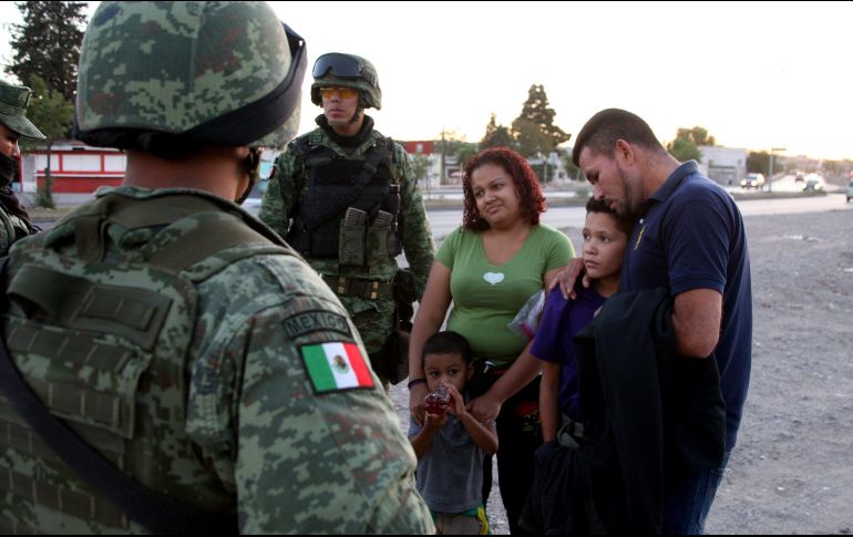 Las fuerzas de seguridad se acercan a los migrantes para hacerles la invitación a que se retiren del lugar, y en algunas ocasiones suelen pedir una identificación. EFE/D. Peinado