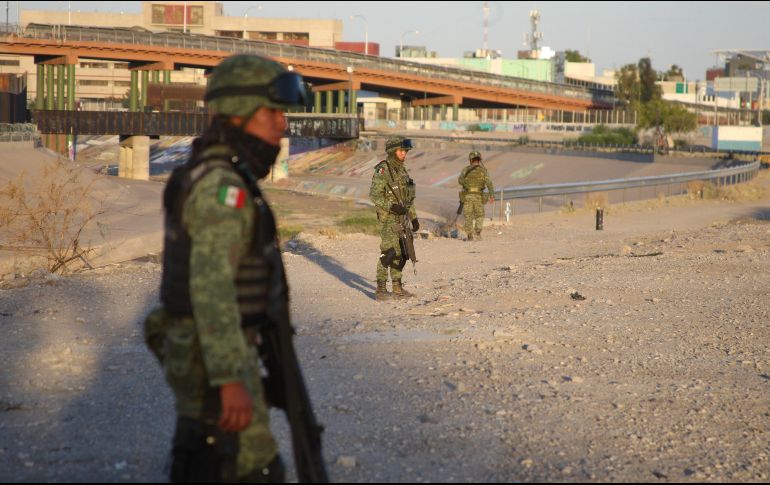 Las fuerzas de seguridad se acercan a los migrantes para hacerles la invitación a que se retiren del lugar, y en algunas ocasiones suelen pedir una identificación. EFE/D. Peinado