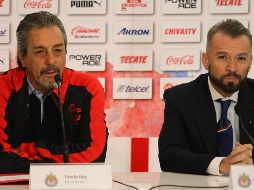 Boy (I) lamenta que la directiva encabezada por José luis Higuera (D) reciba críticas por contratar a Oribe Peralta.  IMAGO7/ARCHIVO