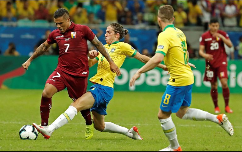 El resultado pone al rojo vivo la definición del Grupo A el sábado. EFE / M. Dueñas