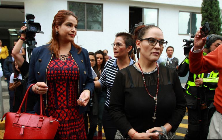 La abogada de la familia (izq) señala que las autoridades no les han entregado la carpeta de investigación, pese a que la solicitaron hace días. NTX / F. Estrada