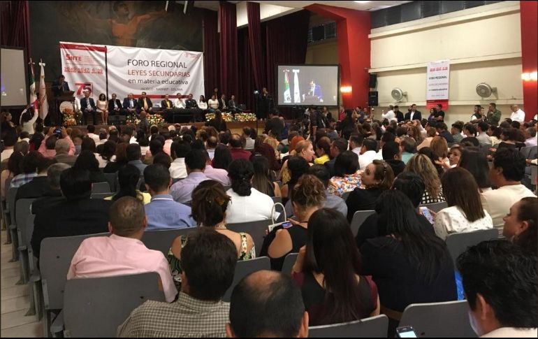 Profesores, padres de familia, estudiantes, diputados locales y sindicalistas participan en los foros. TWITTER/@SnteNacional