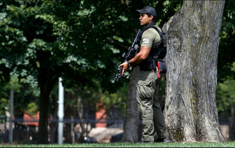 El tráfico peatonal fue cerrado mientras se inspeccionaba la mochila abandona en el lugar. AP / J. Martin