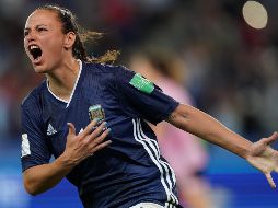 Florencia Bonsegundo anota de penalti y en tiempo de compensación el tercer gol de Argentina. AFP/L. Bonaventure