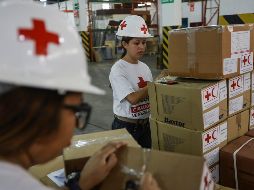 Voluntarios de la Cruz Roja venezolana organiza los medicamentos que llegaron al país el lunes provenientes del Centro Logistico de las Sociedades de la Cruz Roja y Media Luna Roja ubicado en Panamá. EFE/R. Peña