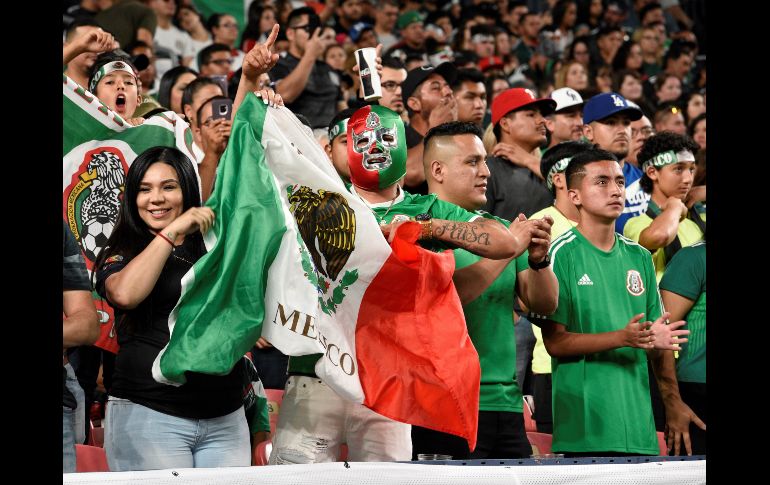 La asistencia tricolor fue predominante en el estadio de los Broncos de Denver. EFE / T. Pierson
